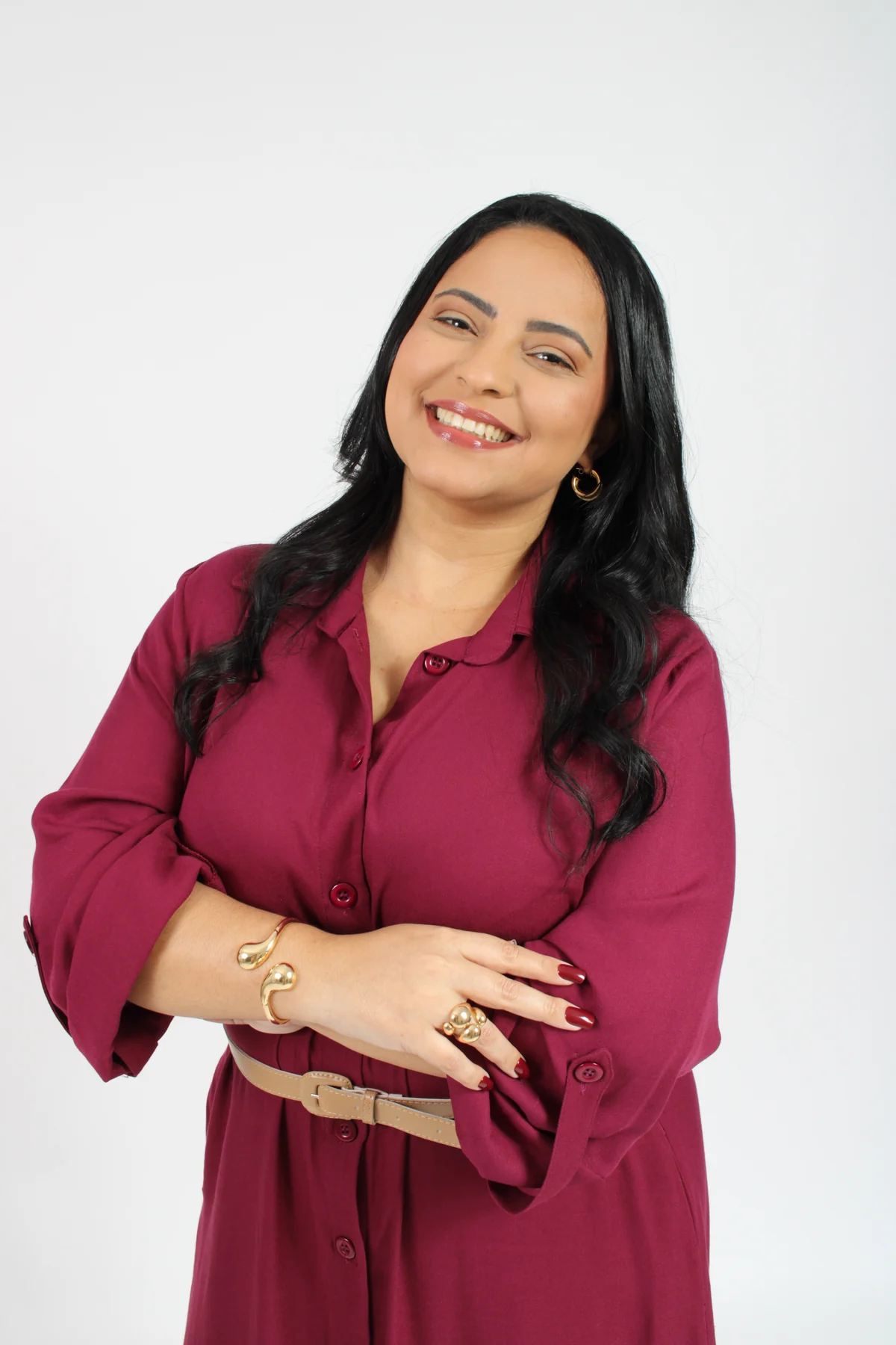 Thais Sales sorrindo, em um retrato profissional